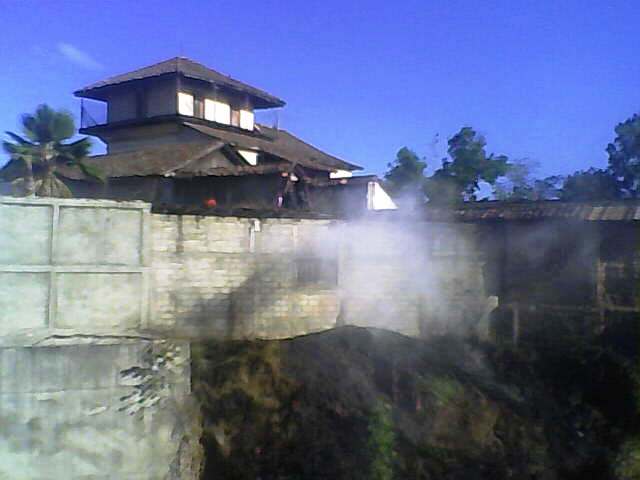 Sale humo de la casa del Dr. Hebert Marenco Torres